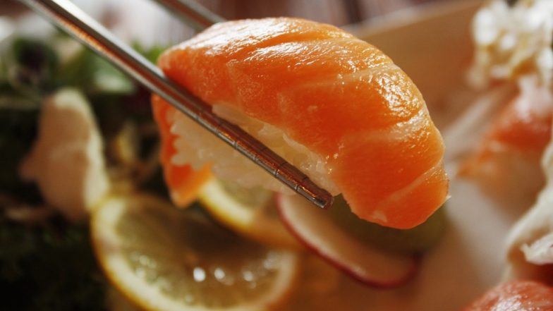Coronavirus: ऑनलाईन फूड डिलिव्हरी करणयासाठी Sushi Restaurant  पाठवतंय अर्धनग्न बॉडिल्डर, COVID-19 संकट काळातही करतायत हजारो रुपयांची कमाई