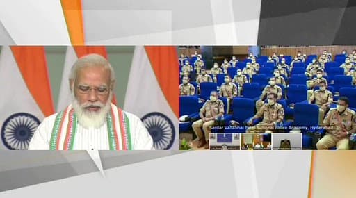 आपल्या वर्दीची ताकद वाढण्याऐवजी आपल्या गणवेशाचा अभिमान बाळगा; पंतप्रधान नरेंद्र मोदी यांचे तरुण IPS अधिकाऱ्यांना आवाहन आपल्या वर्दीची ताकद वाढण्याऐवजी आपल्या गणवेशाचा अभिमान बाळगा; पंतप्रधान नरेंद्र मोदी यांचे तरुण IPS अधिकाऱ्यांना आवाहन