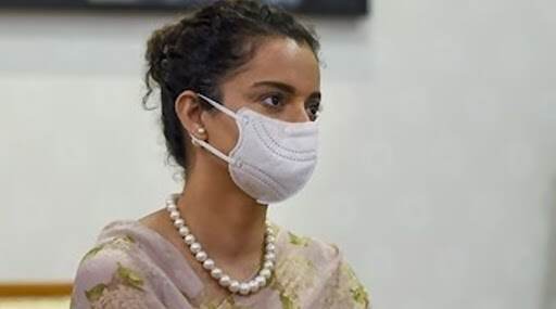 Kangana Ranaut: 'मला जोकर म्हणून चिडवायचे' सोशल मीडियावर व्हायरल झालेल्या 'त्या' फोटोबाबत कंगना रनौत हिच्याकडून खुलासा Kangana Ranaut: 'मला जोकर म्हणून चिडवायचे' सोशल मीडियावर व्हायरल झालेल्या 'त्या' फोटोबाबत कंगना रनौत हिच्याकडून खुलासा