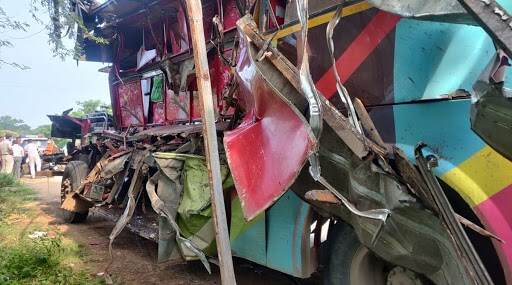 Chhattisgarh Road Accident: छत्तीसगडमधील रायपूर येथे मजूरांची वाहतूक करणाऱ्या बसला अपघात; 7 जणांचा मृत्यू Chhattisgarh Road Accident: छत्तीसगडमधील रायपूर येथे मजूरांची वाहतूक करणाऱ्या बसला अपघात; 7 जणांचा मृत्यू