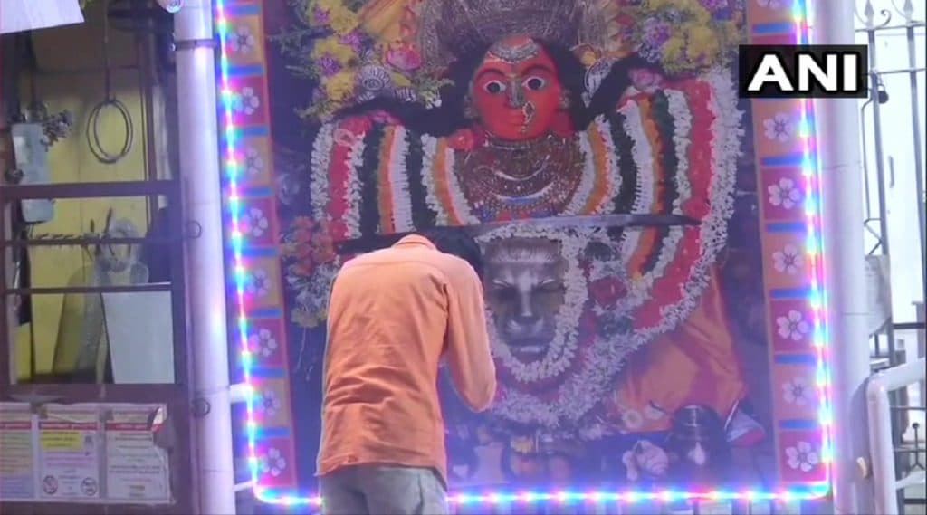 Navratri 2020: नवरात्रोत्सवाच्या पहिल्या दिवशी देशभरातील विविध मंदिरांमध्ये भाविकांची धाव; मुंबादेवीचे मात्र बाहेरुनच दर्शन Navratri 2020: नवरात्रोत्सवाच्या पहिल्या दिवशी देशभरातील विविध मंदिरांमध्ये भाविकांची धाव; मुंबादेवीचे मात्र बाहेरुनच दर्शन