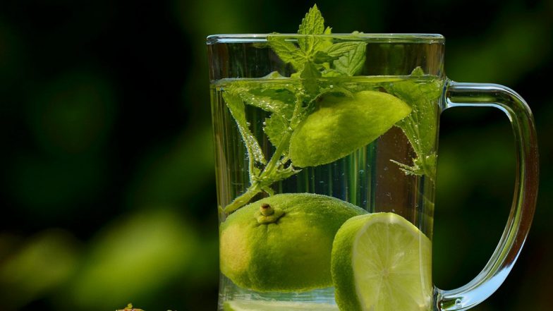 Weight Loss Tips: रोज सकाळी रिकाम्यापोटी प्या गरम लिंबू पाणी आणि महिन्याभरात आणा तुमच्या वाढणा-या वजनावर नियंत्रण