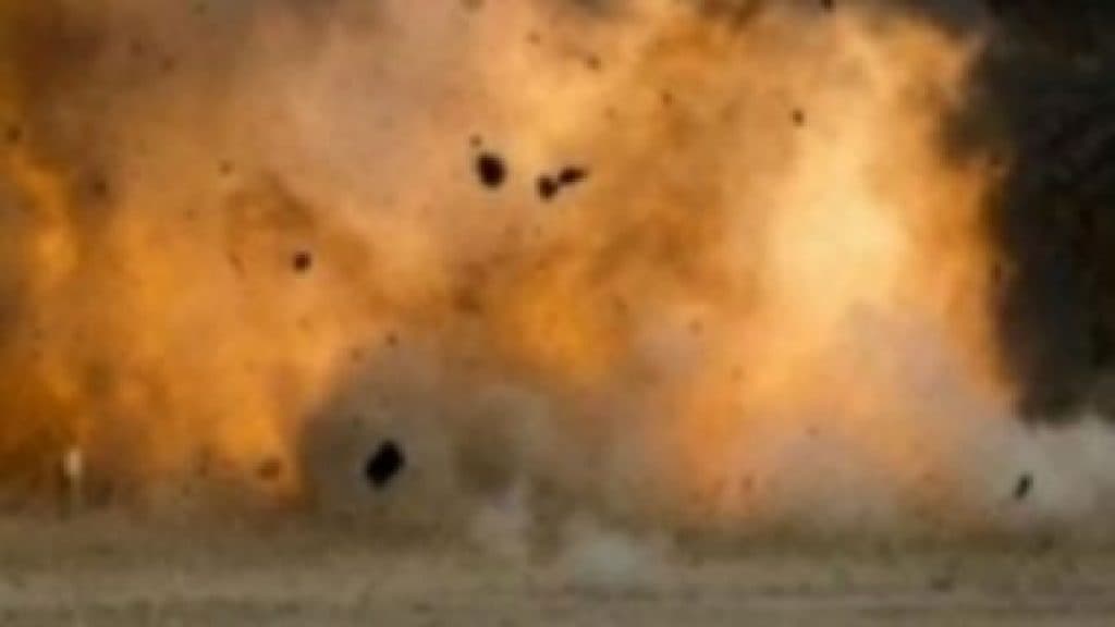 Peshawar Bomb Blast: पाकिस्तानातील पेशावर येथे बॉम्बस्फोट, 5 ठार, 50 पेक्षा अधिक जखमी Peshawar Bomb Blast: पाकिस्तानातील पेशावर येथे बॉम्बस्फोट, 5 ठार, 50 पेक्षा अधिक जखमी