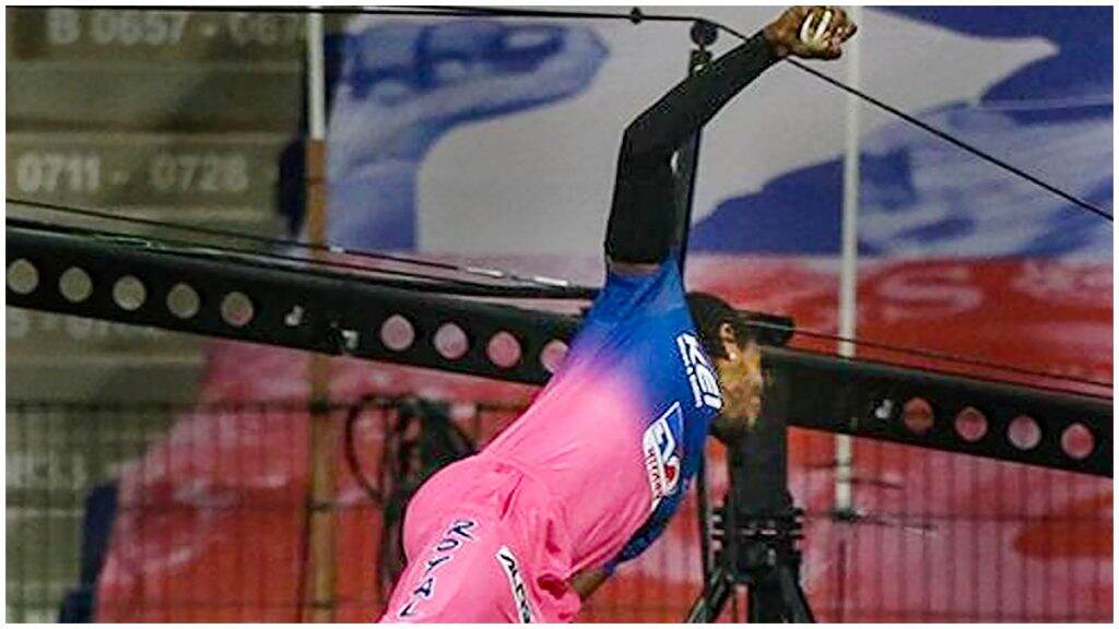IPL 2020 Top-5 Best Catches: आयपीएलमध्ये 'या' खेळाडूंनी घेतले भन्नाट कॅच; 13व्या हंगामात जोफ्रा आर्चर, फाफ डु प्लेसिसचा सुपर कॅच पाहातच राहाल IPL 2020 Top-5 Best Catches: आयपीएलमध्ये 'या' खेळाडूंनी घेतले भन्नाट कॅच; 13व्या हंगामात जोफ्रा आर्चर, फाफ डु प्लेसिसचा सुपर कॅच पाहातच राहाल