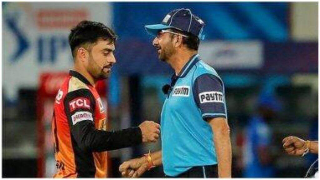 IPL 2020: दिल्ली कॅपिटल्सविरुद्ध सामन्यात SRHला अंपायर अनिल चौधरी यांनी DRS न घेण्याचा केला इशारा? त्यांच्या हावभावाने निर्माण केला नवीन वाद IPL 2020: दिल्ली कॅपिटल्सविरुद्ध सामन्यात SRHला अंपायर अनिल चौधरी यांनी DRS न घेण्याचा केला इशारा? त्यांच्या हावभावाने निर्माण केला नवीन वाद