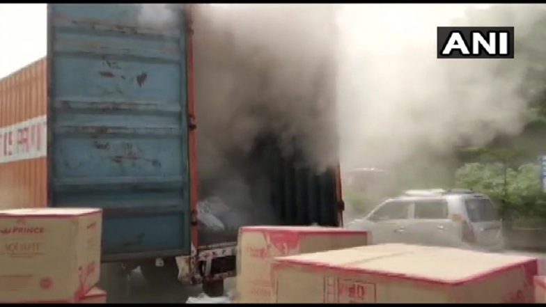 Mumbai Fire: प्लास्टिक PVC फिटिंग मटेरियल नेणाऱ्या  कंटेनरला मुंब्रा बायपास जवळ आग; RDMC ची टीम, अग्निशमन दल घटनास्थळी दाखल