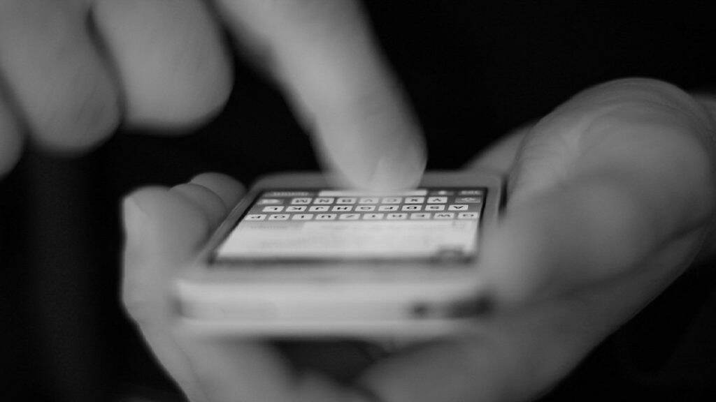 Screen Time Affects on Children: सावधान! तुमची मुलं खूप वेळ मोबाईल पाहतात? पाहा बालकांच्या विकासावर 'स्क्रीन टाईम' कसा करतो परीणाम? Screen Time Affects on Children: सावधान! तुमची मुलं खूप वेळ मोबाईल पाहतात? पाहा बालकांच्या विकासावर 'स्क्रीन टाईम' कसा करतो परीणाम?