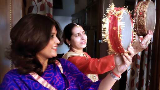 Karwa Chauth 2020 Date: यंदाचा करवा चौथ कधी आहे? जाणून घ्या मुहूर्त वेळ, तारीख आणि पूजा पद्धती Karwa Chauth 2020 Date: यंदाचा करवा चौथ कधी आहे? जाणून घ्या मुहूर्त वेळ, तारीख आणि पूजा पद्धती
