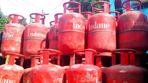 LPG Cylinder Rules: 1 नोव्हेंबरपासून घरगुती सिलिंडरच्या वितरणाचे नियम बदलणार, 'या' शहरांमध्ये OPT शिवाय मिळणार नाही गॅस सिलिंडर; जाणून घ्या LPG Cylinder Rules: 1 नोव्हेंबरपासून घरगुती सिलिंडरच्या वितरणाचे नियम बदलणार, 'या' शहरांमध्ये OPT शिवाय मिळणार नाही गॅस सिलिंडर; जाणून घ्या