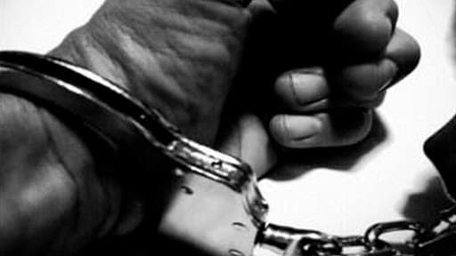 Madhya Pradesh: दोन पत्नींसोबतच्या Sex चे Live Streaming करून कमवायचा हजारो रुपये; पोलिसांकडून अटक Madhya Pradesh: दोन पत्नींसोबतच्या Sex चे Live Streaming करून कमवायचा हजारो रुपये; पोलिसांकडून अटक