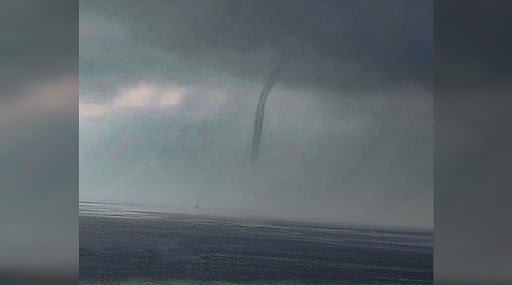Mumbai Water Tornado: मुंबईच्या समुद्रात पाहायला मिळाला Waterspout; फोटो पाहून तुम्हालाही वाटेल आश्चर्य