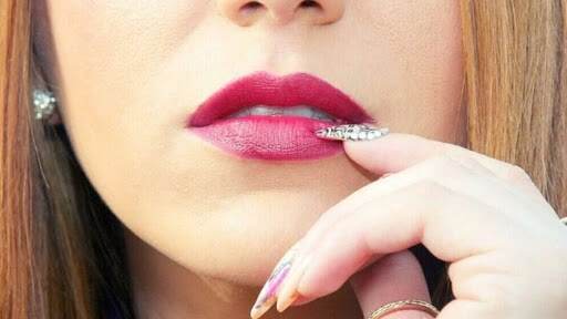 Beauty Tips: मास्क घातल्यानंतर तुमची Lipstick बिघडते का? मग 'या' खास पद्धती नक्की वापरुन पहा Beauty Tips: मास्क घातल्यानंतर तुमची Lipstick बिघडते का? मग 'या' खास पद्धती नक्की वापरुन पहा