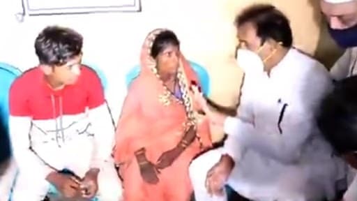 Jalgaon Massacre Case: जळगाव हत्याकांड प्रकरणातील पीडित कुटुंबीयांची गृहमंत्री अनिल देशमुख यांनी घेतली भेट Jalgaon Massacre Case: जळगाव हत्याकांड प्रकरणातील पीडित कुटुंबीयांची गृहमंत्री अनिल देशमुख यांनी घेतली भेट