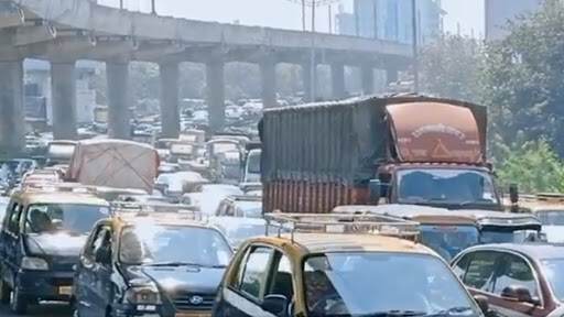 Mumbai Traffic Jam: क्रेन अपघातामुळे पश्चिम द्रुतगती महामार्गाच्या दोन्ही बाजूंनी वाहतूक कोंडी Mumbai Traffic Jam: क्रेन अपघातामुळे पश्चिम द्रुतगती महामार्गाच्या दोन्ही बाजूंनी वाहतूक कोंडी