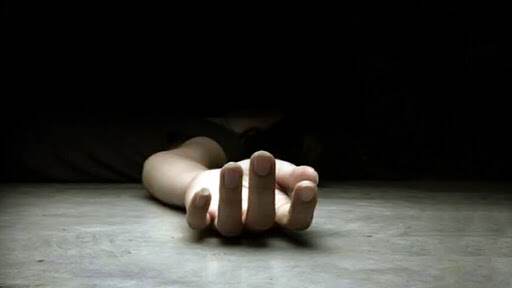 हैदराबाद: कोरोनामुळे पतीचा मृत्यू झाल्याने पत्नीने इमारतीहून उडी मारून केली आत्महत्या; 20 तास पडून राहिला मृतदेह हैदराबाद: कोरोनामुळे पतीचा मृत्यू झाल्याने पत्नीने इमारतीहून उडी मारून केली आत्महत्या; 20 तास पडून राहिला मृतदेह