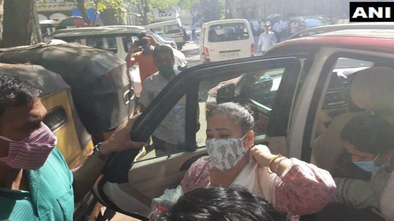 Drugs Case: कॉमेडियन भारती सिंह आणि पती हर्ष लिंबाचिया पोहचले NCB कार्यालयात, ड्रग्ज प्रकरणी होणार चौकशी