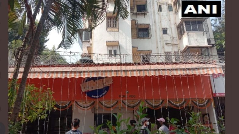 मुंबई: 'Karachi Sweets' ने शिवसेना नेते नितीन नांदगावकर यांच्या मागणीनंतर दुकानाचं नाव वृत्तपत्रानं झाकलं