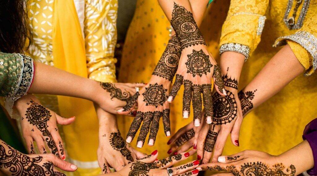 Karwa Chauth 2020 Arabic Mehndi Designs : करवा चौथच्या दिवशी हातावर काढा 'या' सोप्या आणि आकर्षक अरेबिक मेहंदी डिजाईन Karwa Chauth 2020 Arabic Mehndi Designs : करवा चौथच्या दिवशी हातावर काढा 'या' सोप्या आणि आकर्षक अरेबिक मेहंदी डिजाईन
