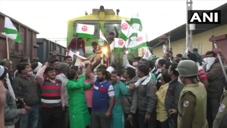 Bharat Bandh: बुलढाणा जिल्ह्यात स्वाभिमानी शेतकरी संघटनेकडून भारत बंदच्या पार्श्वभुमीवर रेल्वे रोको आंदोलन