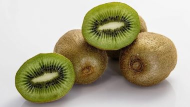 थंडीच्या मौसमात Kiwi Fruit नक्की खा , पौष्टिकांनी भरलेले या फळाचे आयोग्यदायी फायदे जाणून घ्या