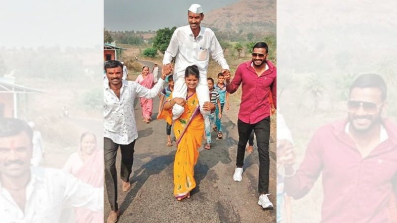 ग्रामपंचायत निवडणुकीत यश मिळाल्यानंतर पतीला खांद्यावर घेणार्‍या रेणूका गुरव यांची डाक विभागाकडून दखल; सन्मानार्थ जारी केले खास पोस्ट तिकीट