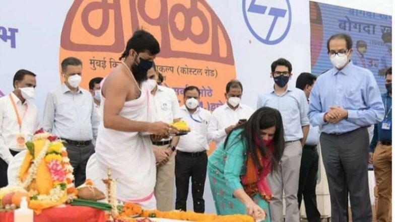 CM उद्धव ठाकरे यांनी जुनाट रूढींना छेद देत  IAS अश्विनी भिडे यांच्या हस्ते कोस्टल रोडच्या टनेल बोरिंग मशिन शुभारंभचा नारळ वाढवला; सोशल मीडीयात फोटो वायरल
