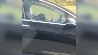 Tesla Driver and Passenger Caught Sleeping in Moving Vehicle: टेस्ला कारमध्ये चालक आणि प्रवासी चालू गाडीत झोपले, दृश्य पाहून लोकांनी व्यक्त केला संताप; पहा व्हिडिओ