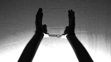 मुंबई मध्ये दोन अल्पवयीन मुलींना वेश्याव्यवसायामध्ये ढकलण्याच्या आरोपाखाली एका 28 वर्षीय व्यक्तीला अटक