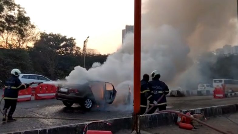 Thane: आनंद नगर परिसरात ईस्टर्न एक्स्प्रेस हायवे वर चालत्या कारला आग (See Pic)