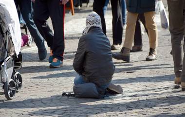 Begging: गाझीपूरमध्ये कर्जाऊ रक्कम घेऊन आईचे पलायन, घेतलेलं कर्ज फेडण्यासाठी दोन अल्पवयीन मुली मागतायत भीक