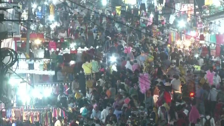 नागपूर: सिताबर्डी रस्त्यावर कोविड-19 च्या नियमांचे वाजले तीन-तेरा, गर्दीची दृश्ये पाहून तुम्हालाही बसेल धक्का, See Pics