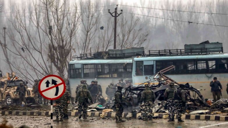 Pulwama Terror Attack 2nd Anniversary: एका बाजूला व्हॅलेंटाईन दुसऱ्या बाजूला पुलवामा हल्ल्यातील शहीद सीआरपीएफ जवानांना श्रद्धांजली