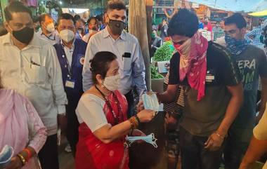 Coronavirus In Mumbai: मुंबईतील कोविड 19 विरूद्धच्या लढाईत महापौर किशोरी पेडणेकर रस्त्यावर; दादरच्या भाजी मंडईत मास्क वाटप