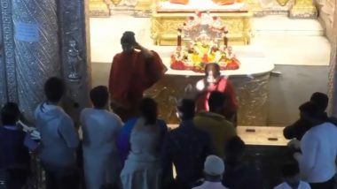 Dagdusheth Ganpati Kirnotsav 2021: माघी गणेश जयंतीच्या पूर्वी पुण्याच्या श्रीमंत दगडूशेठ गणपती मंदिरात पार पडला यंदाचा किरणोत्सव; पहा या क्षणाचा व्हिडिओ (Watch Video)