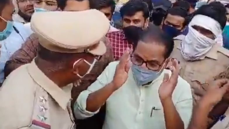 Anil Bonde and a Police Officer Talk in Vulgar Language: भाजप नेते अनिल बोंडे आणि पोलीस अधिकारी एकमेकांना म्हणाले 'कुत्रे'; पाहा काय घडलं नेमकं (Watch Video)