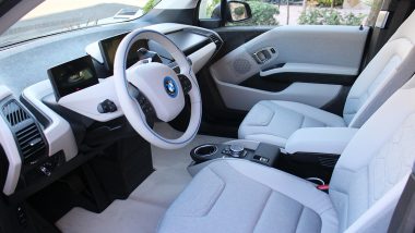 Dual Airbags Compulsory In All New Cars: येत्या 1 एप्रिलपासून कारच्या पुढील दोन्ही सीट्सवर Airbags असणे अनिवार्य