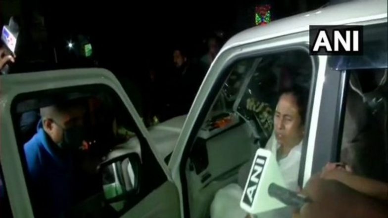 पश्चिम बंगाल: नंदीग्राम येथे काहींनी धक्का दिल्याने पायाला दुखापत झाल्याचे ममता बॅनर्जींचे म्हणणे पण हे नाटक असल्याची भाजपची टीका