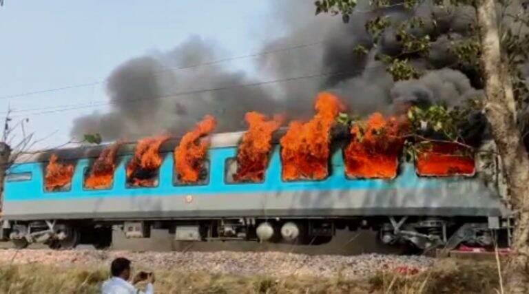Delhi-Dehradun Shatabdi Express मध्ये शॉर्टसर्किट मुळे एका कम्पार्टमेंट मध्ये आग; सारे प्रवासी सुरक्षित