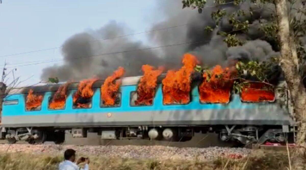 Delhi-Dehradun Shatabdi Express मध्ये शॉर्टसर्किट मुळे एका कम्पार्टमेंट मध्ये आग; सारे प्रवासी सुरक्षित