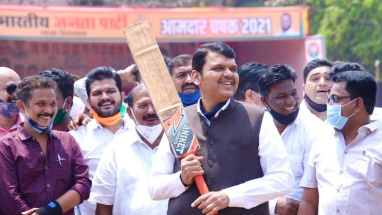 'युपीएचा कॅप्टन बदला हे सोळावा गडी म्हणतोय' शरद पवारांनी UPA चं नेतृत्व करावं या शिवसेना खासदार संजय राऊत यांच्या वक्तव्यावर देवेंद्र फडणवीस यांनी क्रिकेटच्या मैदानातून 'असा'  लगावला टोला