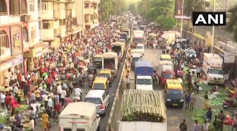 Coronavirus In Mumbai: मुंबईत वाढत्या रूग्णसंख्येच्या परिस्थितीमध्येही दादर च्या भाजीमंडईत गर्दी; सोशल डिस्टन्सिंगचा फज्जा