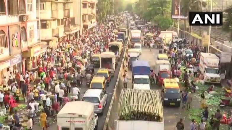 Coronavirus In Mumbai: मुंबईत वाढत्या रूग्णसंख्येच्या परिस्थितीमध्येही दादर च्या भाजीमंडईत गर्दी; सोशल डिस्टन्सिंगचा फज्जा