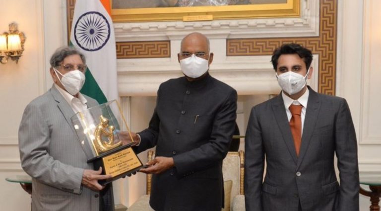 SII च्या Dr Cyrus S. Poonawalla आणि Adar Poonawalla यांनी घेतली President Ram Nath Kovind यांची राष्ट्रपती भवनात भेट