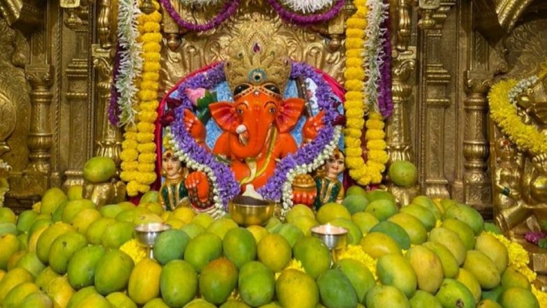 संकष्टी चतुर्थीनिमित्त मुंबईतील श्री सिद्धिविनायकाच्या चरणी आंब्यांची भेट