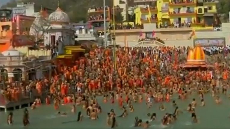 MahaShivaratri च्या दिवशी Juna Akhara च्या साधूंचं Kumbh Mela 2021 मधील पहिलं शाही स्नान