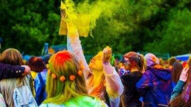 Holi 2021 Eco-Friendly Colours: केमिकल युक्त रंग आपल्या केसांना आणि त्वचेला हानी पोहचवतात; घरच्याघरी नैसर्गिक रंग बनवण्याची सोपी पद्धत जाणून घ्या (Watch Video)