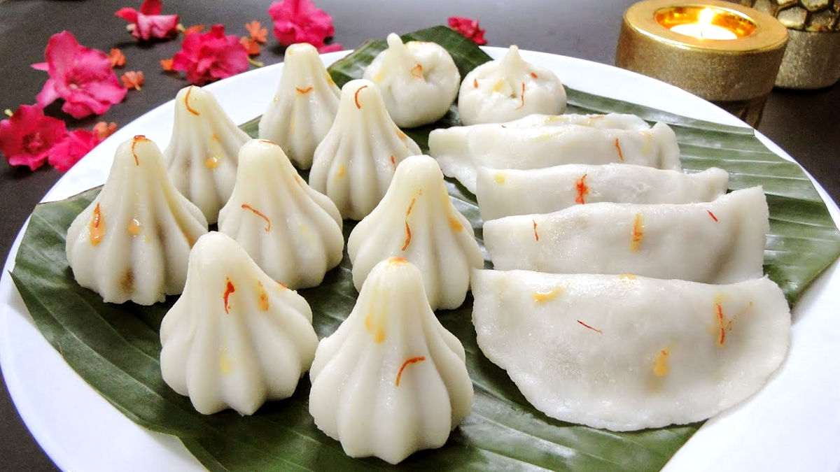 Angarki Chaturthi Special Modak Recipe: अंगारकी चतुर्थी निमित्त उकडीचे लुसलुशीत आणि स्वादिष्ट मोदक बनविण्यासाठी त्यात टाका 'हा' पदार्थ, Watch Video