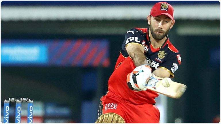 IPL 2022, CSK vs RCB Match 49: बेंगलोरचे दोन फलंदाज झटपट तंबूत परत, धोनीच्या चपळतेने Glenn Maxwell रनआऊट