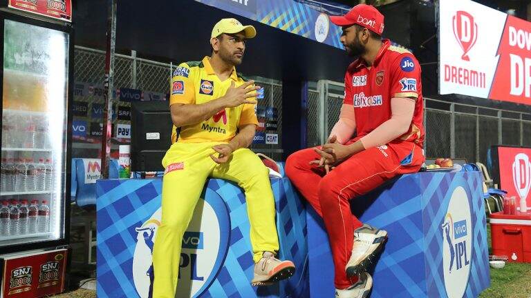 IPL 2021: चेन्नई-पंजाब साम्यानंतर MS Dhoni ने Shahrukh Khan याला दिल्या टिप्स, व्हायरल फोटोची सोशल मीडियावर चर्चा