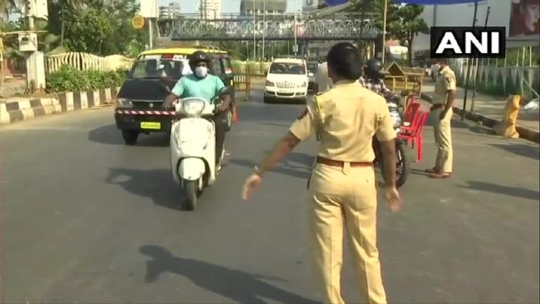 COVID 19 In Mumbai: बॉलिवूड कलाकारांच्या व्हॅनिटी व्हॅन्स आता मुंबईत नाकेबंदीसाठी रस्त्यावर उतरलेल्या पोलिस कर्मचार्‍यांच्या दिमतीला